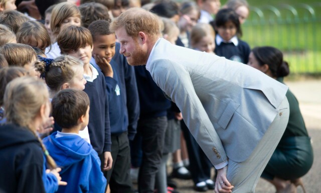 GA HIGH FIVE: Prins Harry skal ha ledd godt da et par klassekamerater innrømmet å ha droppet en skoleprøve for å møte hertugparet. Foto: NTB scanpix GA HIGH FIVE: Prins Harry skal ha ledd godt da et par klassekamerater innrømmet å ha droppet en skoleprøve for å møte hertugparet. Foto: NTB scanpix